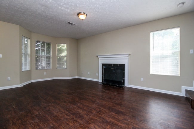 Building Photo - 594 Waynes Ct SE