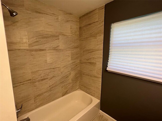 Foto del edificio - 8921 Oak Knoll Ln