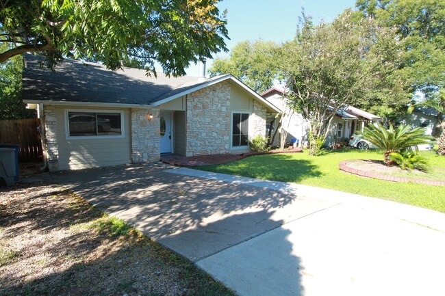 Building Photo - Southeast Austin Home with Vaulted Ceilings, Bonus Room & Private Backyard