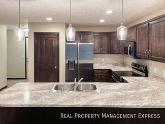 Building Photo - 3 Bedroom 2.5 Bathroom Single Family Townhome