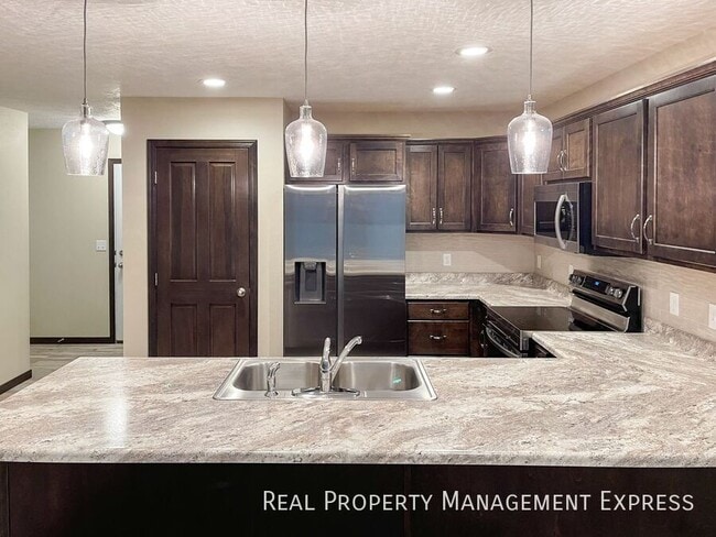 Building Photo - 3 Bedroom 2.5 Bathroom Single Family Townhome