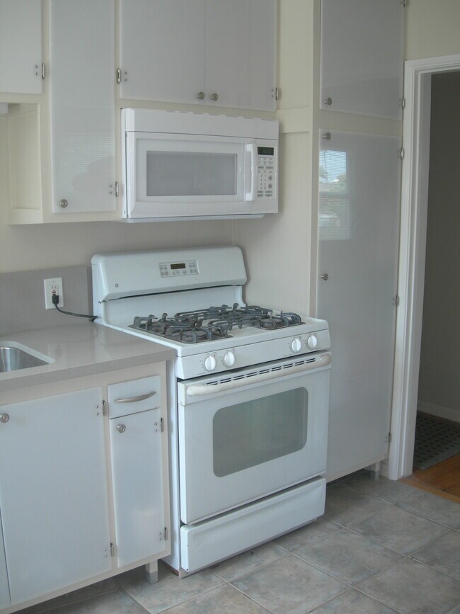 Building Photo - 8047 Stewart Ave