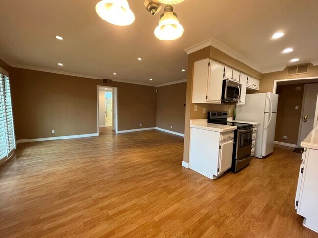 Building Photo - MOVE-IN READY 3+3 w/all appliances, parkin...