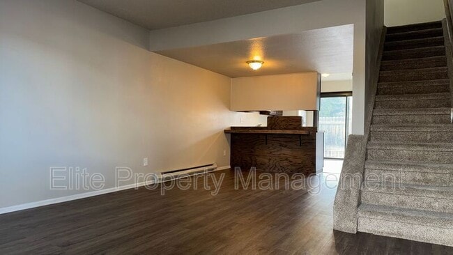 Building Photo - 25 Royal Crest Dr