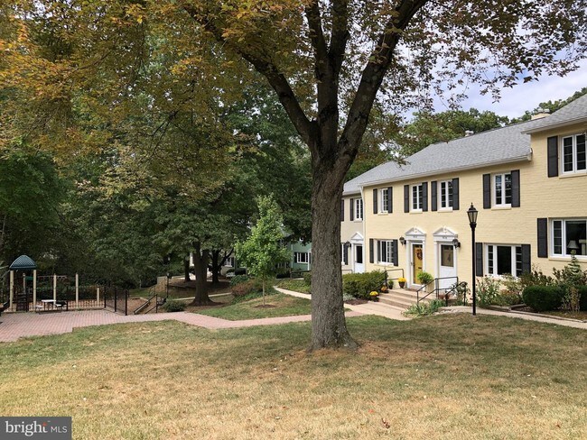 Foto del edificio - 9826 Hollow Glen Pl