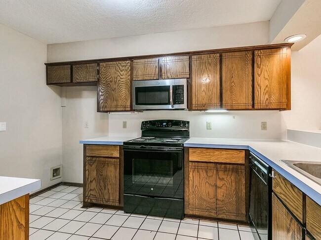 Foto del edificio - Beautiful 3bed/2bath Townhome Available in Westside Norman!!