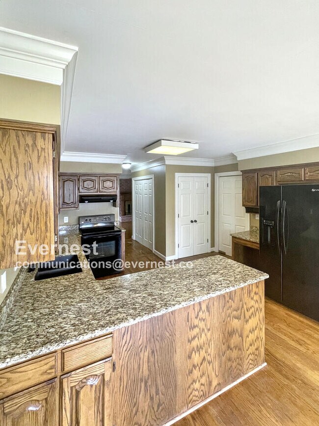 Foto del edificio - 703 Shady Glen Ct