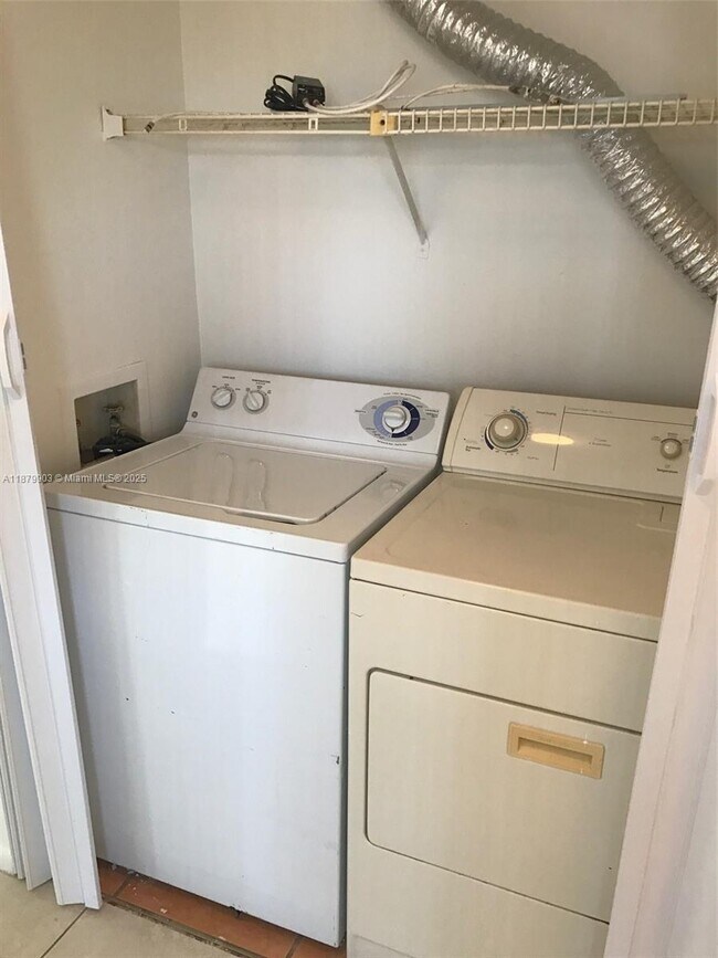 Foto del edificio - 8610 N Sherman Cir