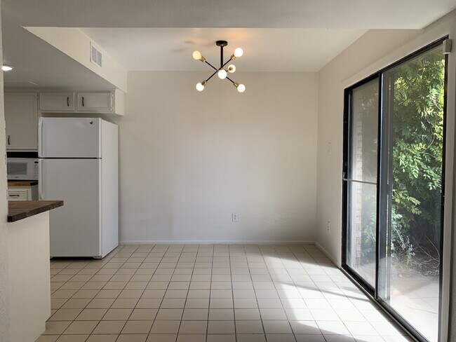 Foto del edificio - Updated Duplex in the Heart of Shopping an...