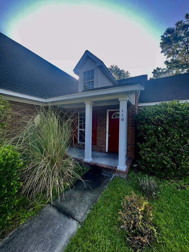 Foto del edificio - 110 Bay Colony Ct