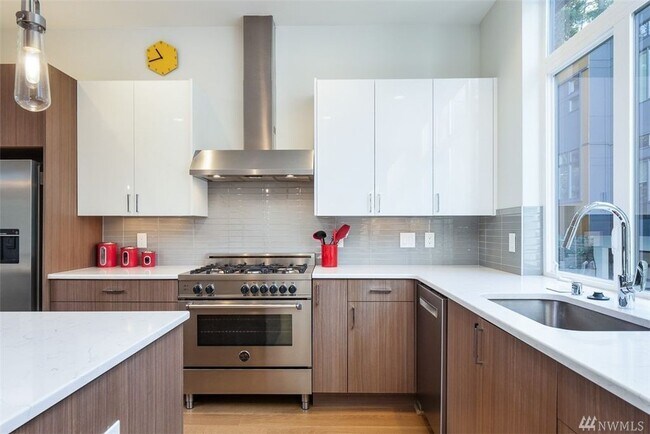 Foto del edificio - 160 107th Ln S E