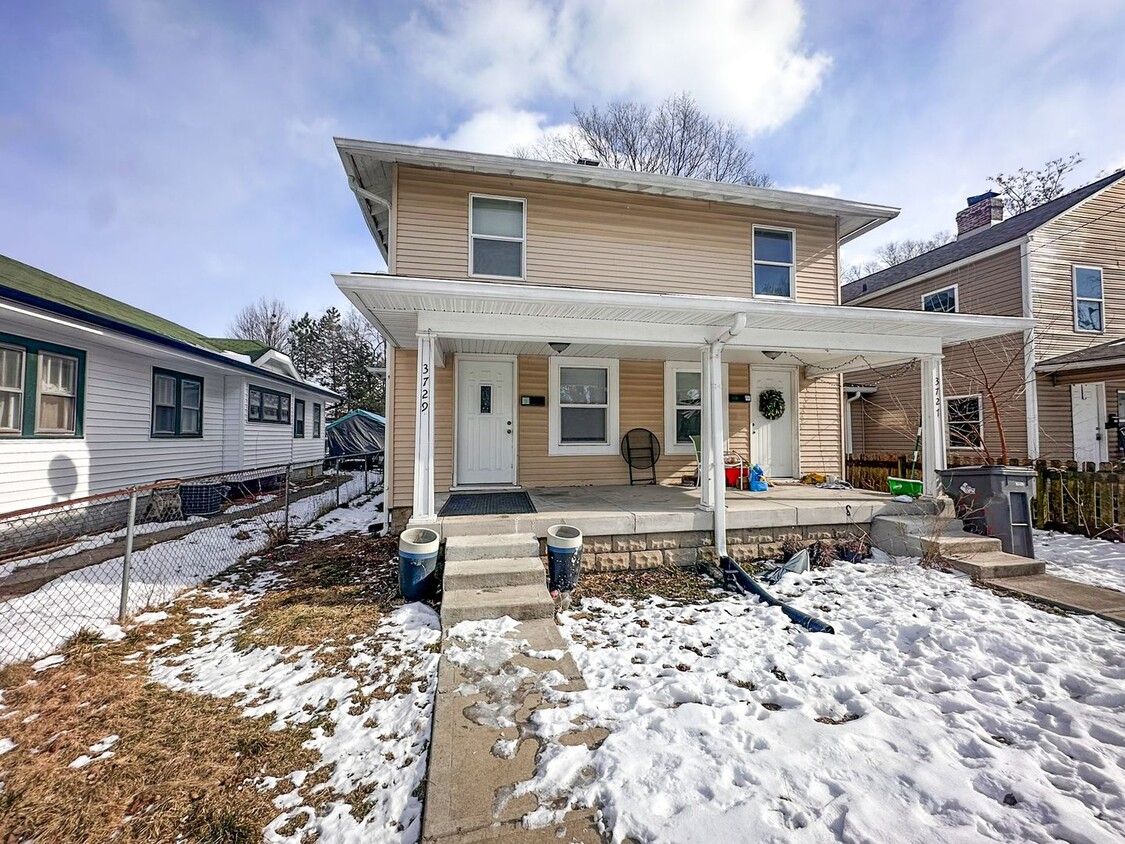 Foto principal - 3727-3729 N Kenwood Ave