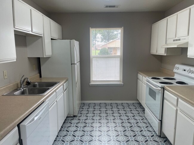 Building Photo - uTown - Your Perfect Rental Community!