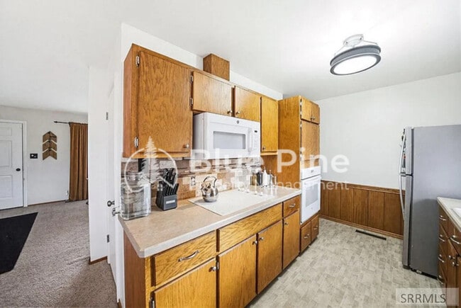 Building Photo - 407 Valley Dr