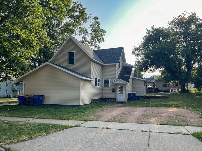 Building Photo - 1410 E. 1st St