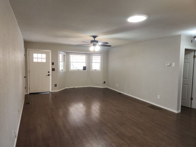 Building Photo - Updated 2 bed + bonus room / 2 bath home