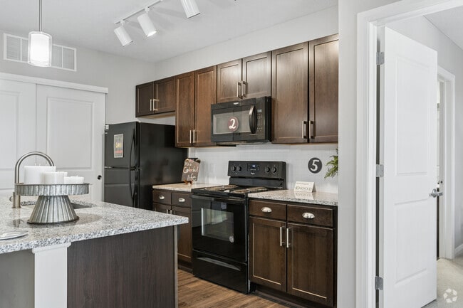 2BR, 2BA - 1,021SF - Kitchen - River & Rich