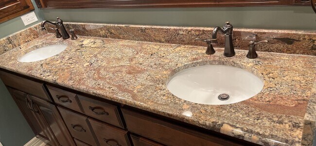 Building Photo - Alamo Heights Beauty!