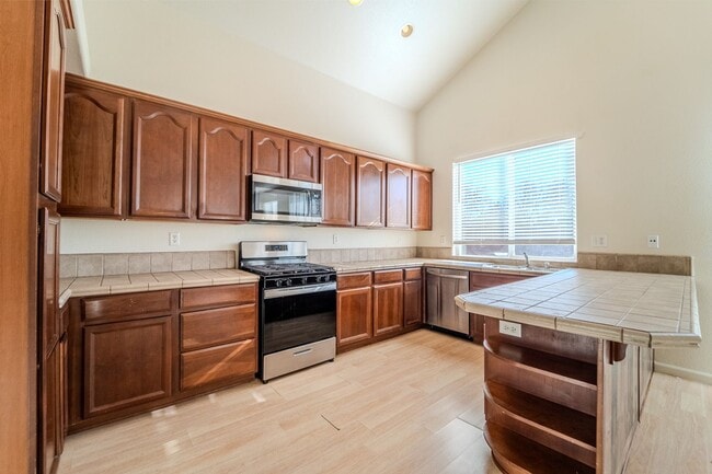 Building Photo - ? Spacious 4-Bedroom, 2.5-Bathroom Home in...