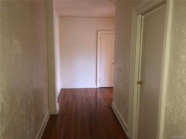 Building Photo - 30 Eastchester Rd
