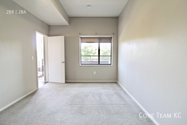 Building Photo - 2 Bed 2 Bath at Gillham Park Row