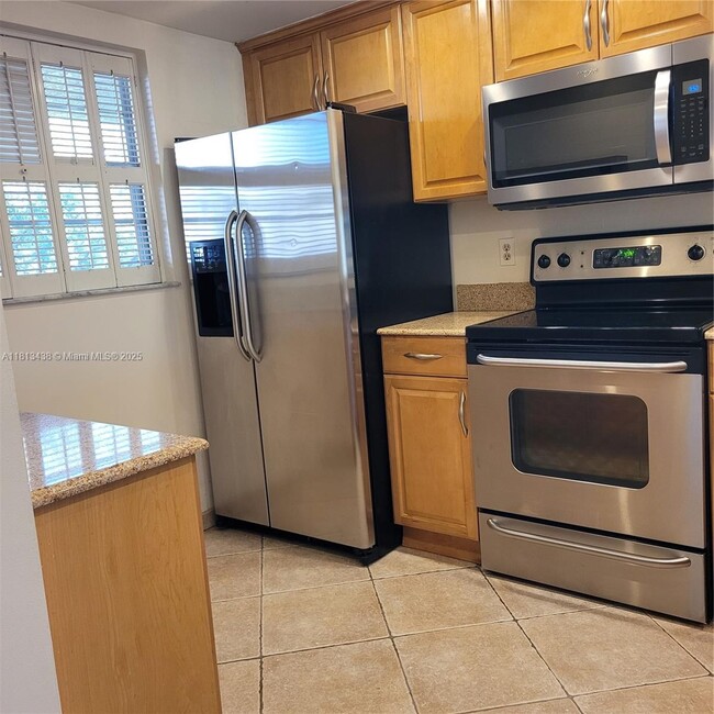 Building Photo - 1811 Sabal Palm Dr