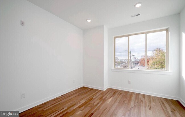 Building Photo - 725 N 39th St