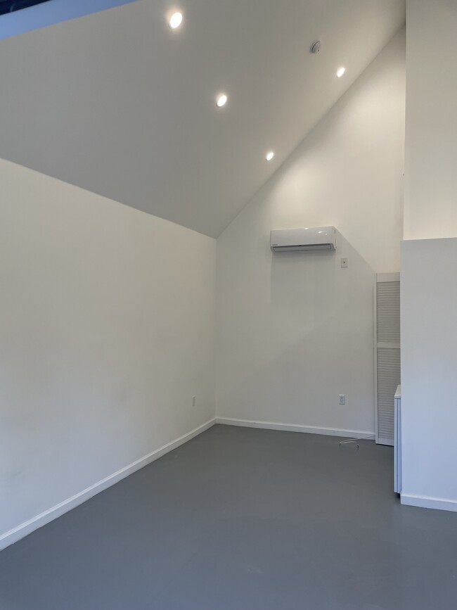 Dwelling area - 1255 S Genesee Ave