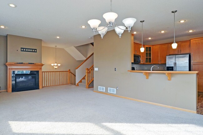 Building Photo - Spacious 3 Bedroom 2.5 Bathroom Townhouse!...