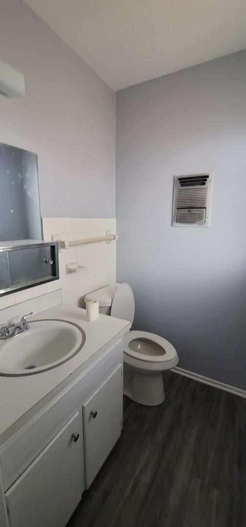 Foto del edificio - Beautiful and Spacious Home with a Large B...