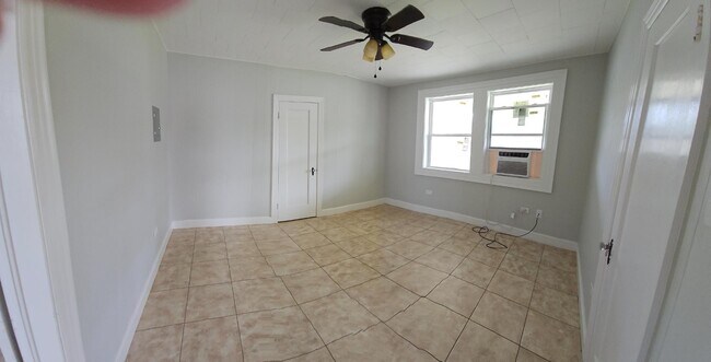 Foto del edificio - 1755 Ridgefield Ave