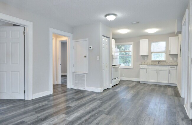Photo - 912 Hart St Townhome
