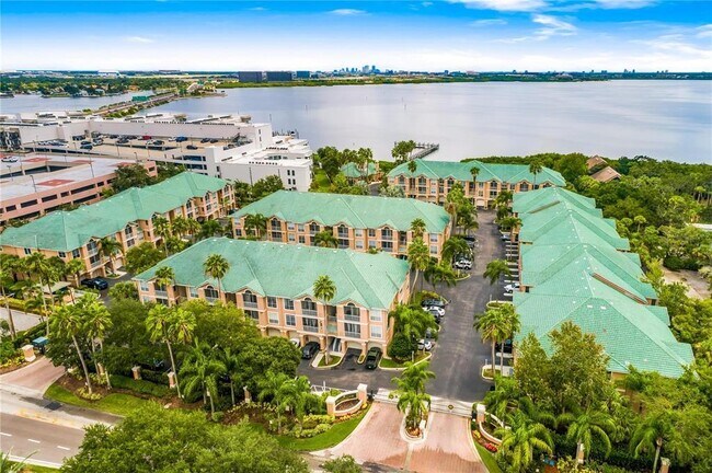 Foto del edificio - 2201 Bay Club Cir