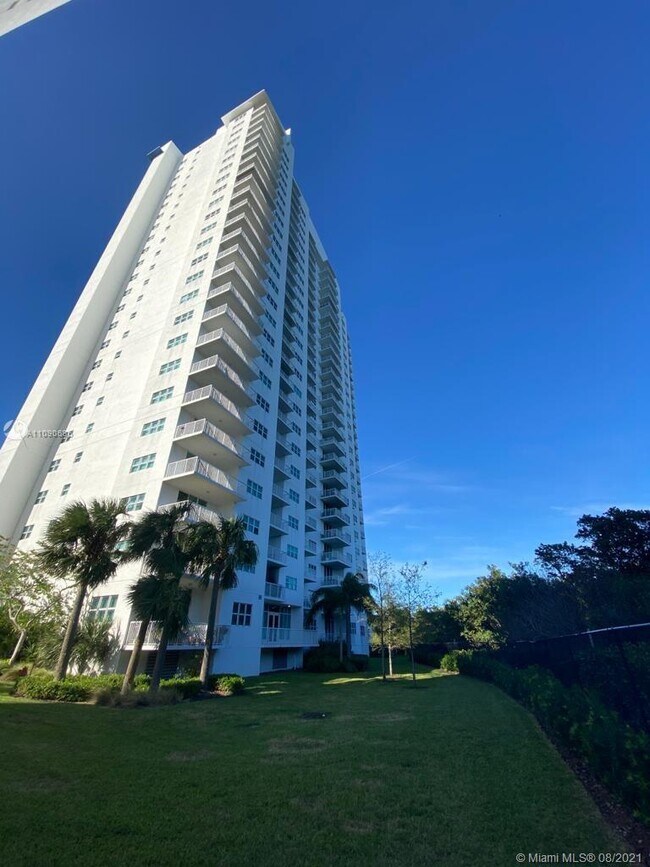 Foto del edificio - 14951 Royal Oaks Ln
