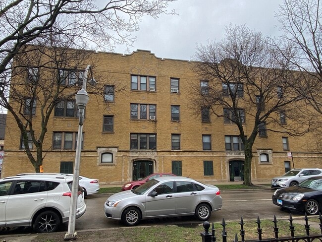 Building Photo - 1542 W Roscoe St
