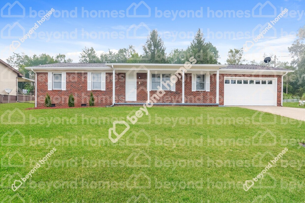 Foto principal - Freshly Renovated 3 Bedroom 2 Bath Home - ...