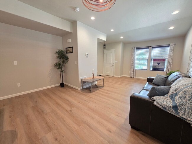 Foto del edificio - Gorgeous 2 Bed 3 bath Town Home In Lorson Ranch!!