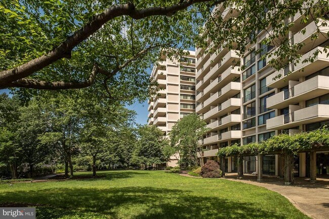 Foto del edificio - 4141 Henderson Rd