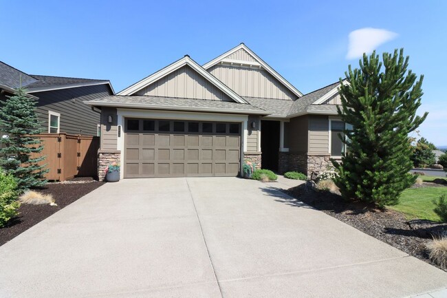 Building Photo - Beautiful Home Awbrey Butte