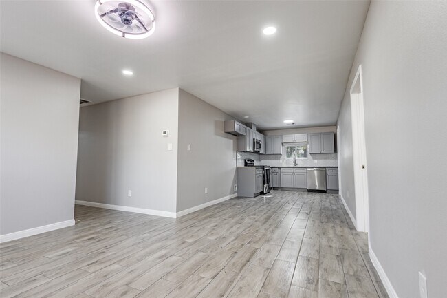 Building Photo - 6038 Glenhurst Dr