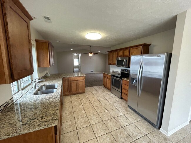 Foto del edificio - Beautiful, spacious, 4 bedroom, 3 bath tow...