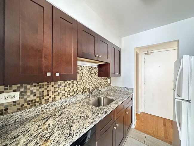 Foto del edificio - 3710 N Pine Grove Ave