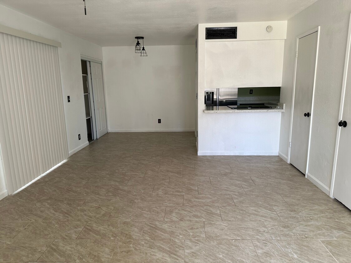 Living/Dining - 7521 N 47th Ln