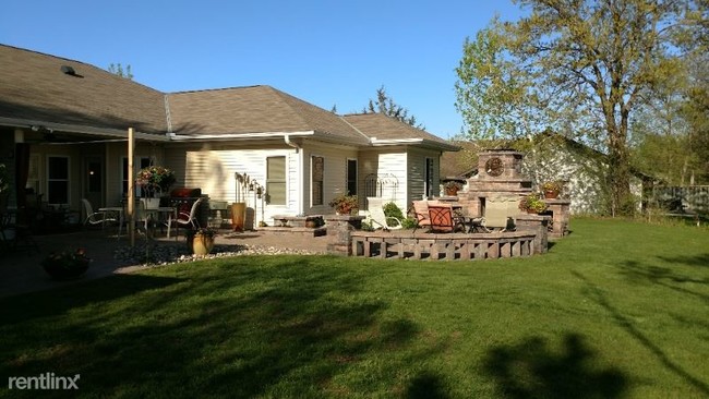 Building Photo - 3 br, 2 bath Townhome - W8057 140th Ave