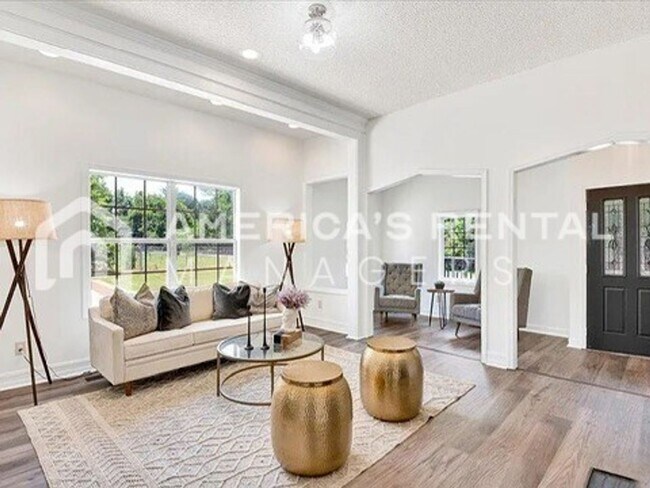 Foto del edificio - Room to Roam: Expansive Home with Screened Porch - Coming Soon!!