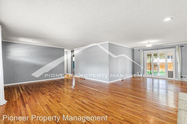 Building Photo - 3 br, 2 bath House - 3910 Balsam St.