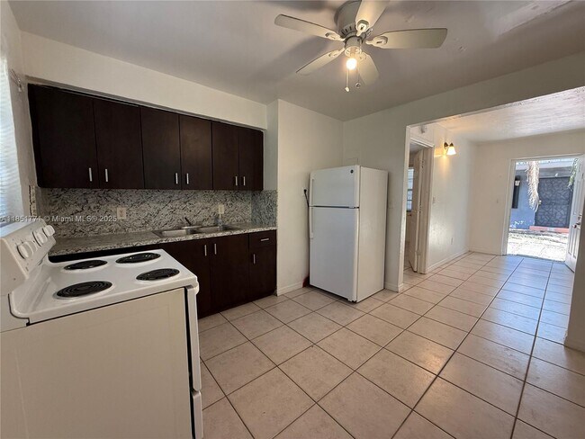 Foto del edificio - 30 NW 71st St