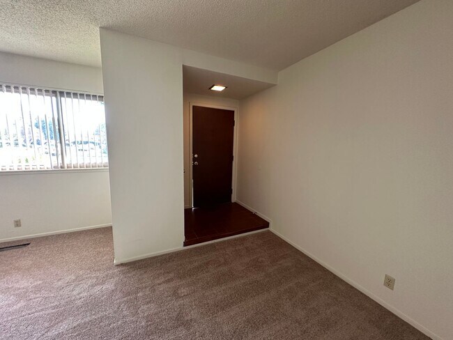Foto del edificio - 3 Bedroom 2 Bathroom Duplex in Greenhaven
