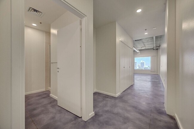 Building Photo - Modern Loft with City View