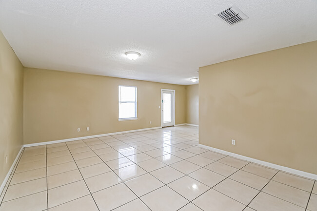 Building Photo - Inviting 3-Bedroom Home